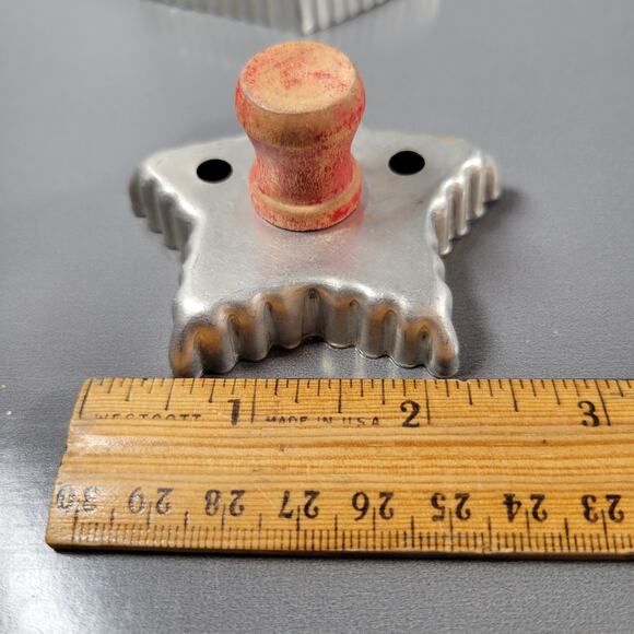 Vintage Metal Cookie Cutters with Handles Lot of 9 - Hearts, Stars, Animals - Picture 11 of 16